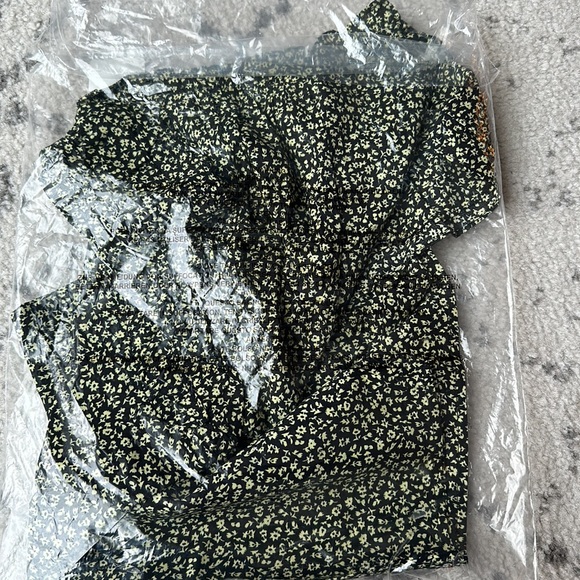 NWT! BB Dakota by Steve Madden | Cotton Valle Flutter Sleeve Blouse - Black - Picture 7 of 8